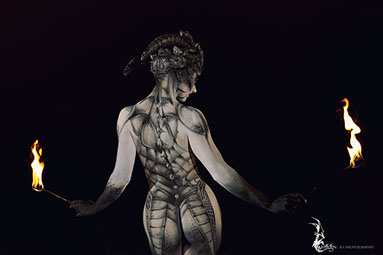 body painting sur le theme de l'animal realise pour le club de vendome à paris. Ideal pour vos soirees a theme , accueil evenementiel, festival 