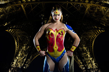 bodypainting de wonder woman de marvel fait par un maquilleur de paris. Body painting sur le theme de marvel, comics et super heros