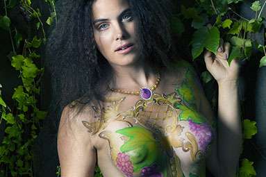 body painting de batgirl inspire du film batman, dark night et batman begins. Bodypainting sur le theme de marvel, comics et super heros america